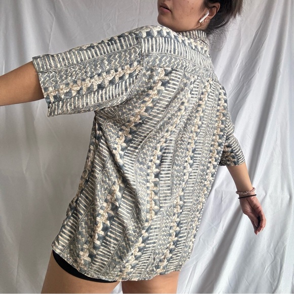 Pierre Cardin Patterned Button Down Top - Picture 3 of 6